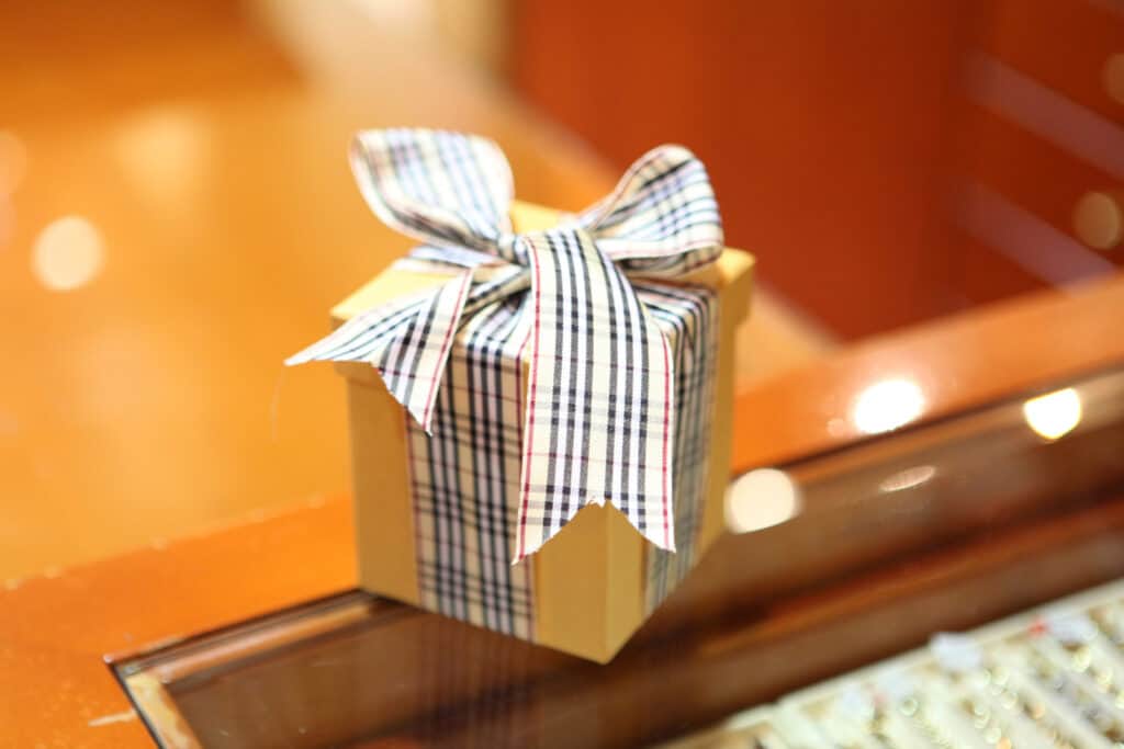 809715_gift-box-at-store